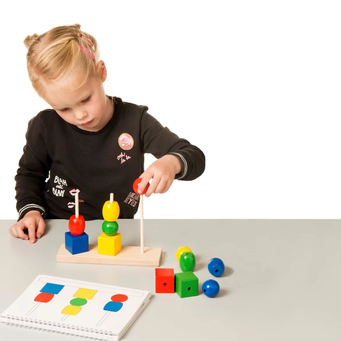 Bau den Turm!, Steckspiel mit Aufgabenheft, ab 3 Jahre