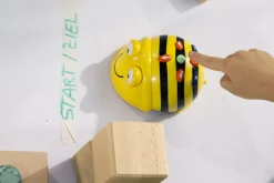 Bee-Bot, programmierbarer Roboter mit Knöpfen, Klassenset, 6 Stück, inkl. Ladestation