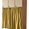 Bettschrank mit Türen und Vorhängen