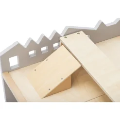 Bodenspieltisch mit Sitzbänken