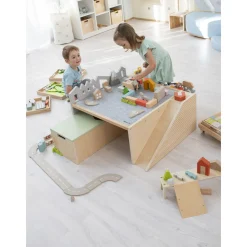 Bodenspieltisch mit Sitzbänken
