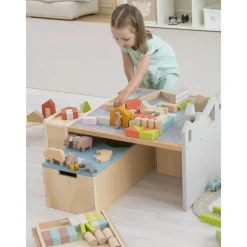 Bodenspieltisch mit Sitzbänken