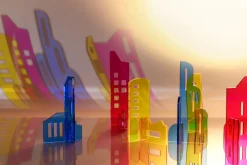 Bunte Lichtstadt, transparente Steckelemente im Holzkasten, ab 3 Jahre