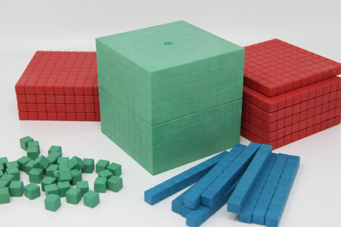 Dienes Grundsortiment aus farbigem ReWOOD®, 121 Teile, in Montessori-Farben