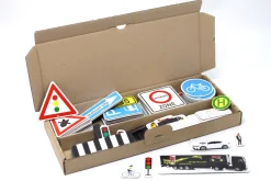 Erweiterter Verkehrszeichensatz, 124 magnethaftende Teile aus MAG-Pap° im Karton mit Anleitung