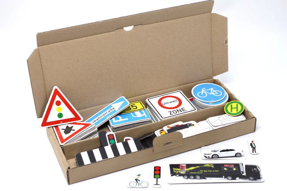 Erweiterter Verkehrszeichensatz, 124 magnethaftende Teile aus MAG-Pap° im Karton mit Anleitung