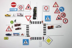 Erweiterter Verkehrszeichensatz, 124 magnethaftende Teile aus MAG-Pap° im Karton mit Anleitung