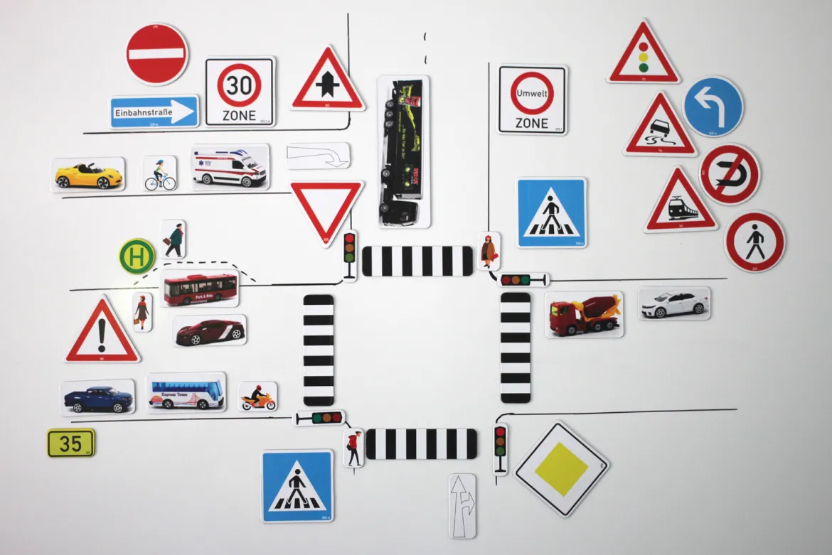 Erweiterter Verkehrszeichensatz, 124 magnethaftende Teile aus MAG-Pap° im Karton mit Anleitung