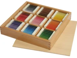 Farbtäfelchen im Holzkasten, 63 Farben