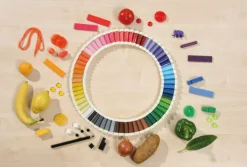 Farbtäfelchen im Holzkasten, 63 Farben