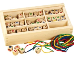 Fädel-Buchstaben, 130 bedruckte Holzwürfel, ab 5 Jahre
