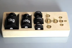 Gewichtssatz 2 kg in einem Block aus RE-Wood