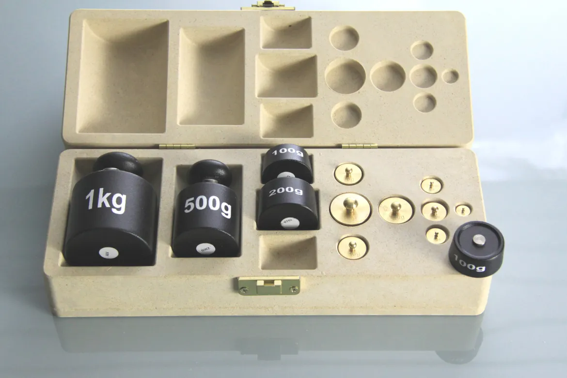 Gewichtssatz 2 kg in einem Block aus RE-Wood mit Deckel