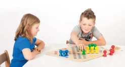 Go 4, Spielbrett mit Spielfiguren + Würfel, ab 3 Jahren (auch für Senioren)