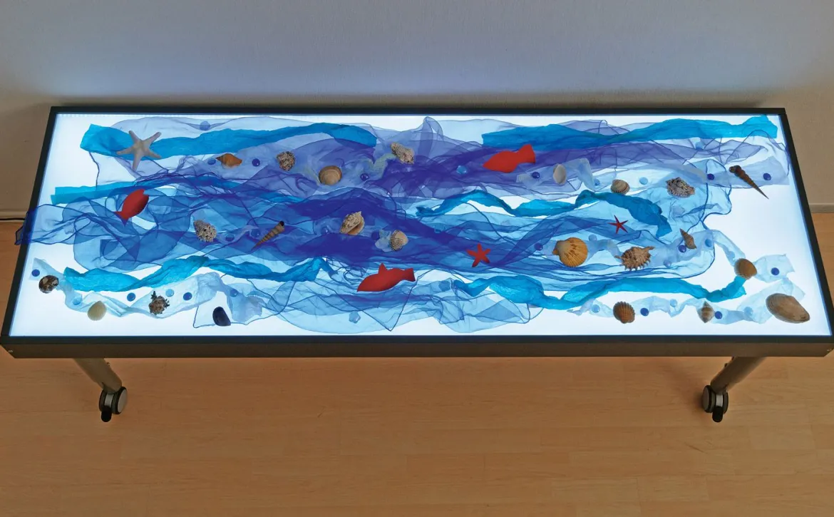 Großer Leuchttisch, 180 x 60 cm, höhenverstellbar 66,5 bis 83,5 cm