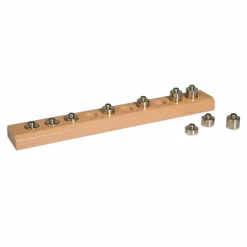 Holzblock mit kleinen Gewichten