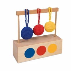 Imbucare-Kasten mit drei gestrickten Bällen