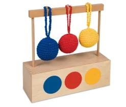 Imbucare-Kasten mit drei gestrickten Bällen