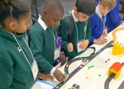 Intelino Smart Train, Starter Set, programmierbarer Zug-Roboter, 4 Programmiermodi, inkl. 20 Schienen und 40 Farbplättchen