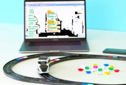 Intelino Smart Train, Starter Set, programmierbarer Zug-Roboter, 4 Programmiermodi, inkl. 20 Schienen und 40 Farbplättchen