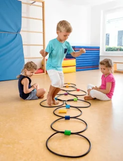 Jump & Throw, 10 bunte Ringe und 3 Wurfsäckchen, ab 4 Jahre