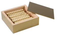 Kasten mit 45 goldenen Zehnerstangen - lose Perlen, Glas
