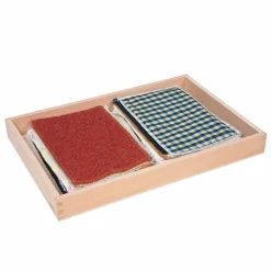 Kasten mit Stoffen