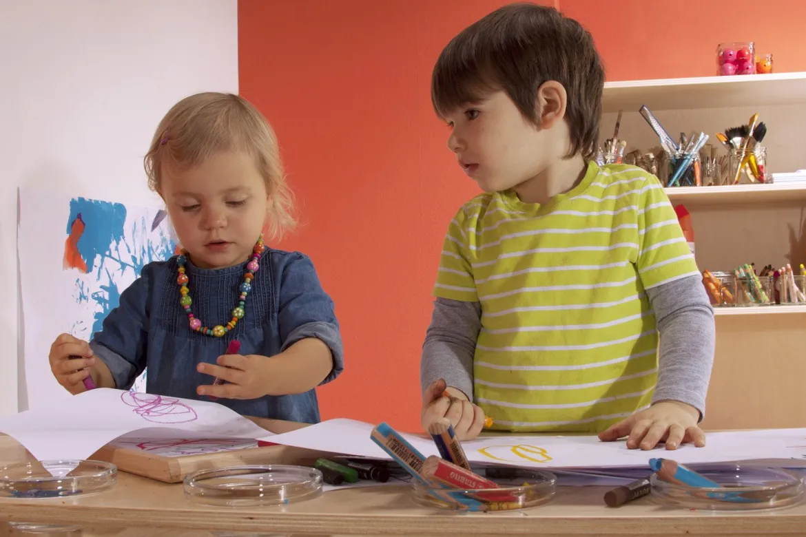 Kritzeltisch, 2-3 Jahre