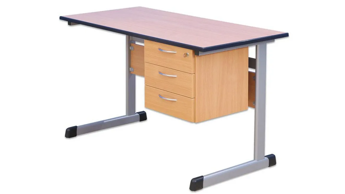 Lehrertisch mit L-Fuß, Tischplatte Ahorn 130x65cm, PU-Kante, Höhe 76 cm, Unterbau rechts, Stahlfarbe 9006 Weißaluminium