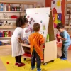 Mal-Station Petit Miró, Malwand mit Regal und Rollen, 2-5 Jahre