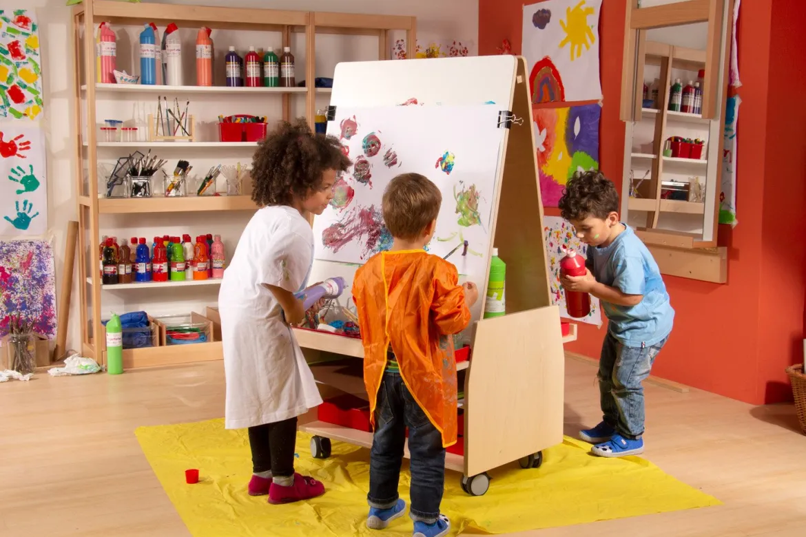 Mal-Station Petit Miró, Malwand mit Regal und Rollen, 2-5 Jahre