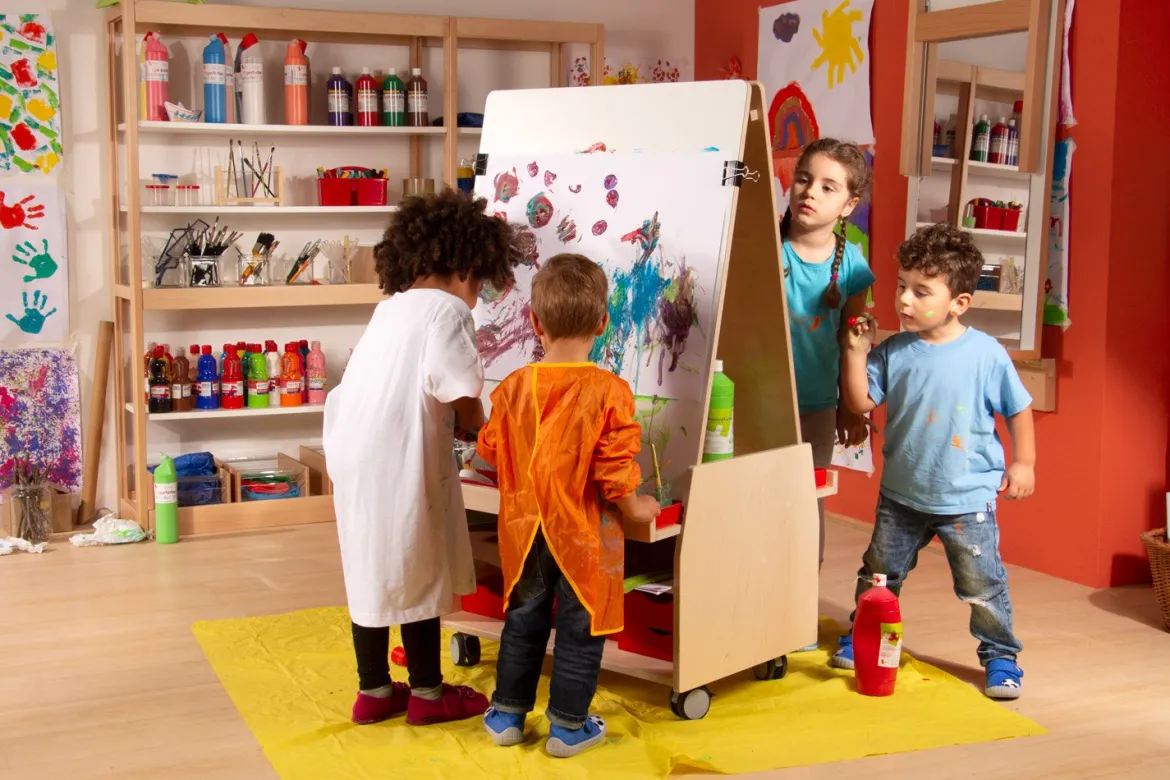 Mal-Station Petit Miró, Malwand mit Regal und Rollen, 2-5 Jahre