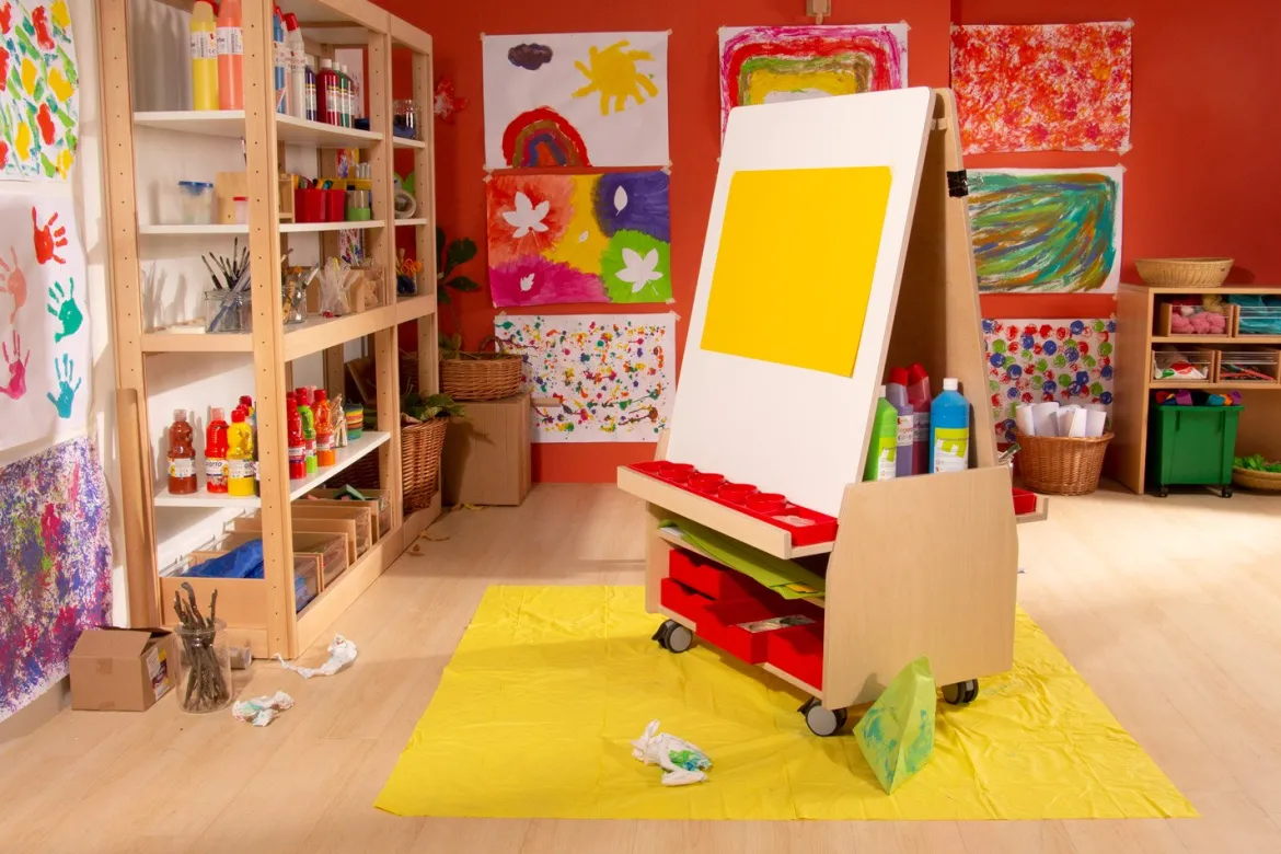Mal-Station Petit Miró, Malwand mit Regal und Rollen, 2-5 Jahre