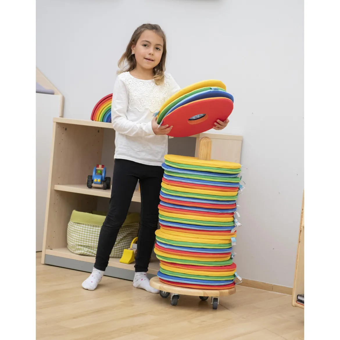 Mobiler Kissenwagen mit 32 runden Donut-Sitzkissen Ø 35 cm