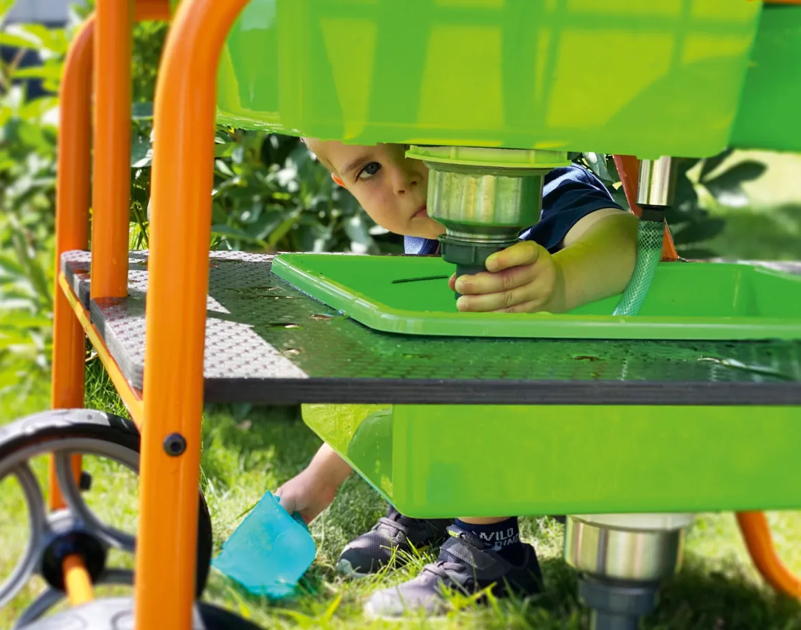 Mobiler Sand-Wasser-Tisch mit Pumpe