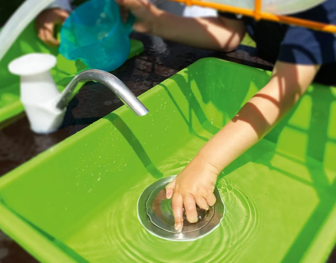 Mobiler Sand-Wasser-Tisch mit Pumpe
