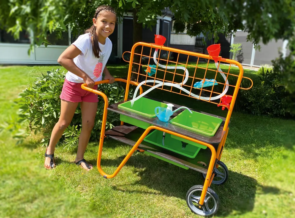 Mobiler Sand-Wasser-Tisch mit Pumpe