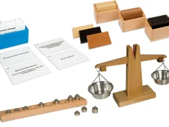 Montessori Mess-Set 2: Gewicht: Holzwaage mit Gewichten, Gewichtstäfelchen und Aufgabenkarten