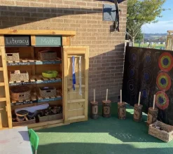 Outdoor-Lernstation, Holzschrank mit Tafeln, für die Grundschule