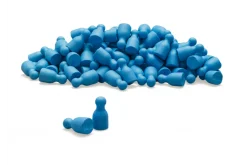 Satz aus 100 Spielfiguren in blau, verpackt im Karton.