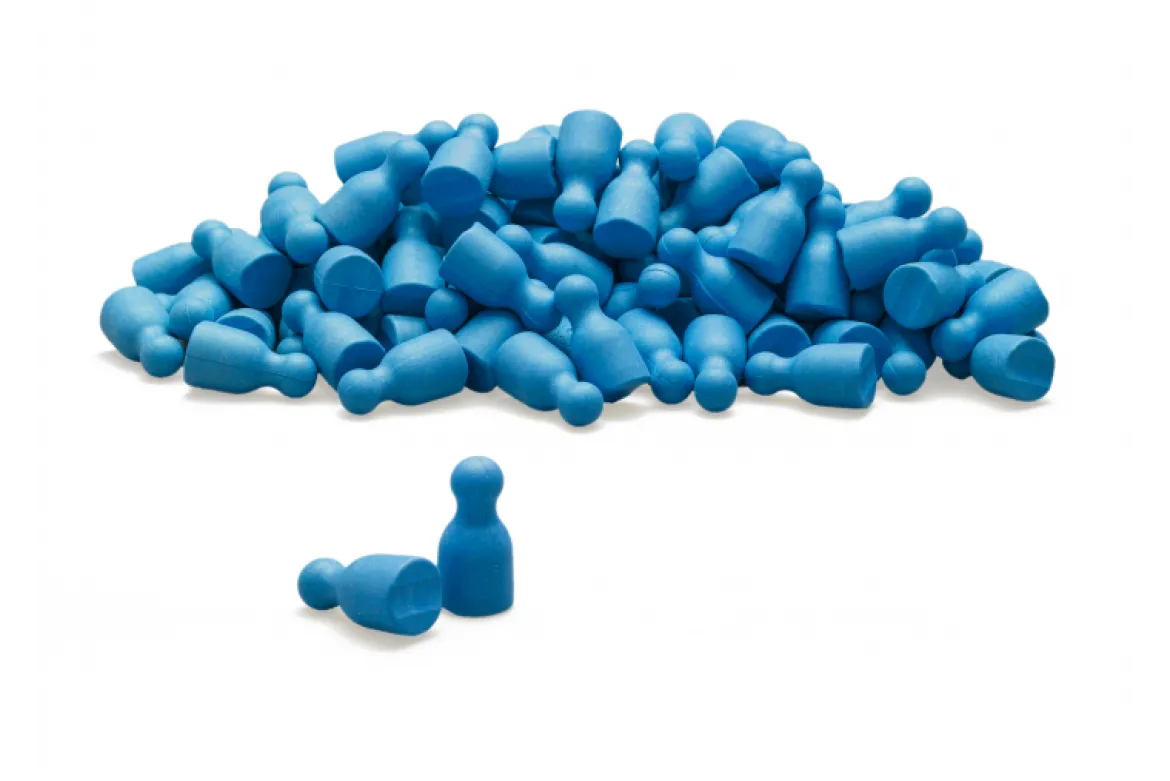 Satz aus 100 Spielfiguren in blau, verpackt im Karton.