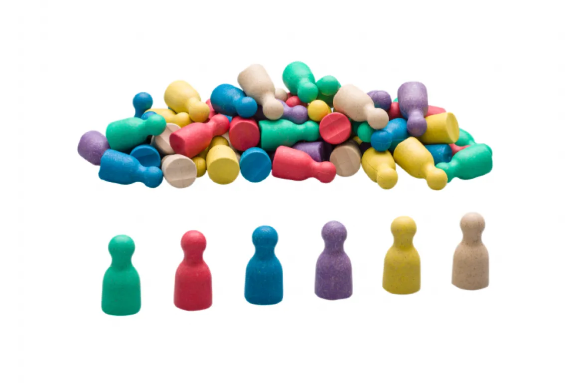 Satz aus 60 Spielfiguren in 6 Farben im Karton