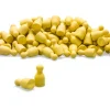 Satz aus 100 Spielfiguren in gelb, verpackt im Karton.