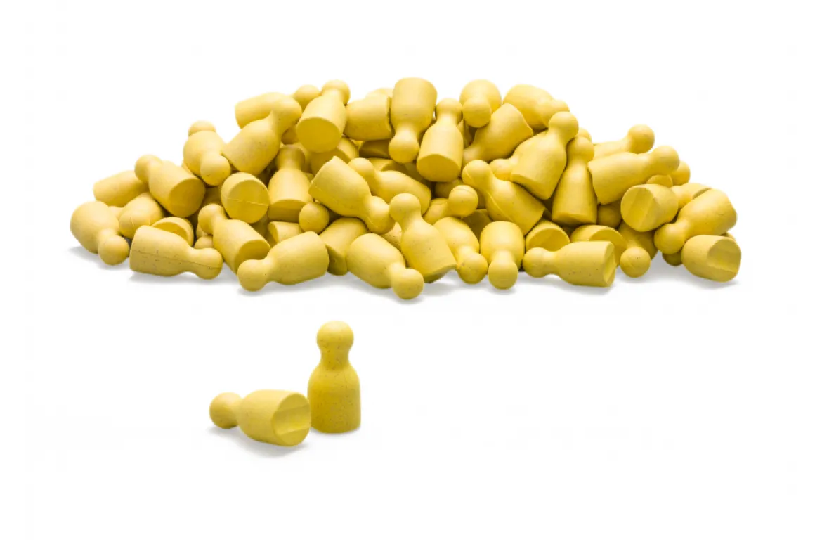 Satz aus 100 Spielfiguren in gelb, verpackt im Karton.