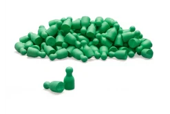 Satz aus 100 Spielfiguren in grün, verpackt im Karton.