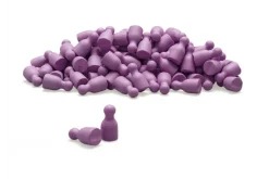 Satz aus 100 Spielfiguren in lila, verpackt im Karton