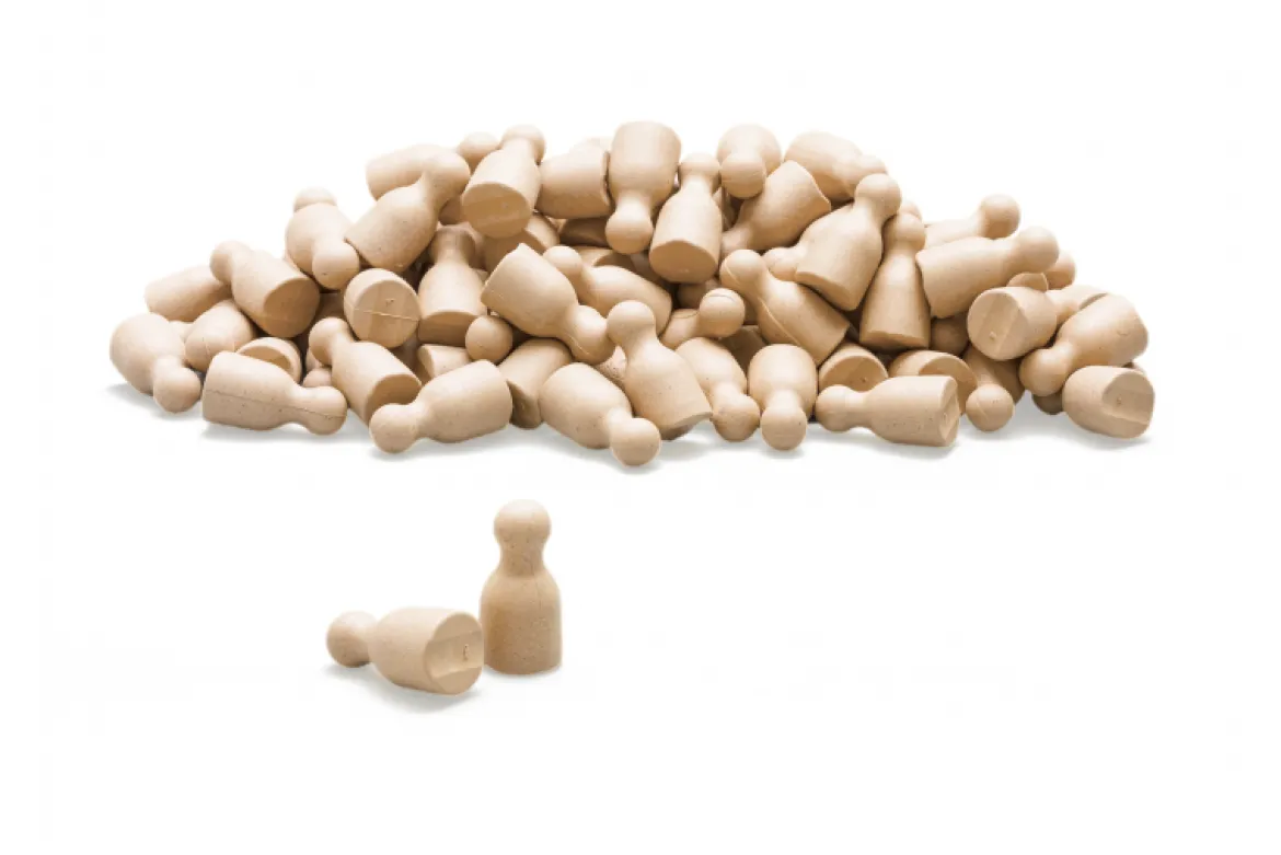 Satz aus 100 Spielfiguren in naturfarben, verpackt im Karton
