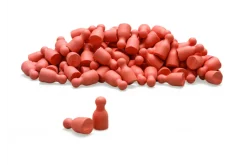 Satz aus 100 Spielfiguren in rot, verpackt im Karton