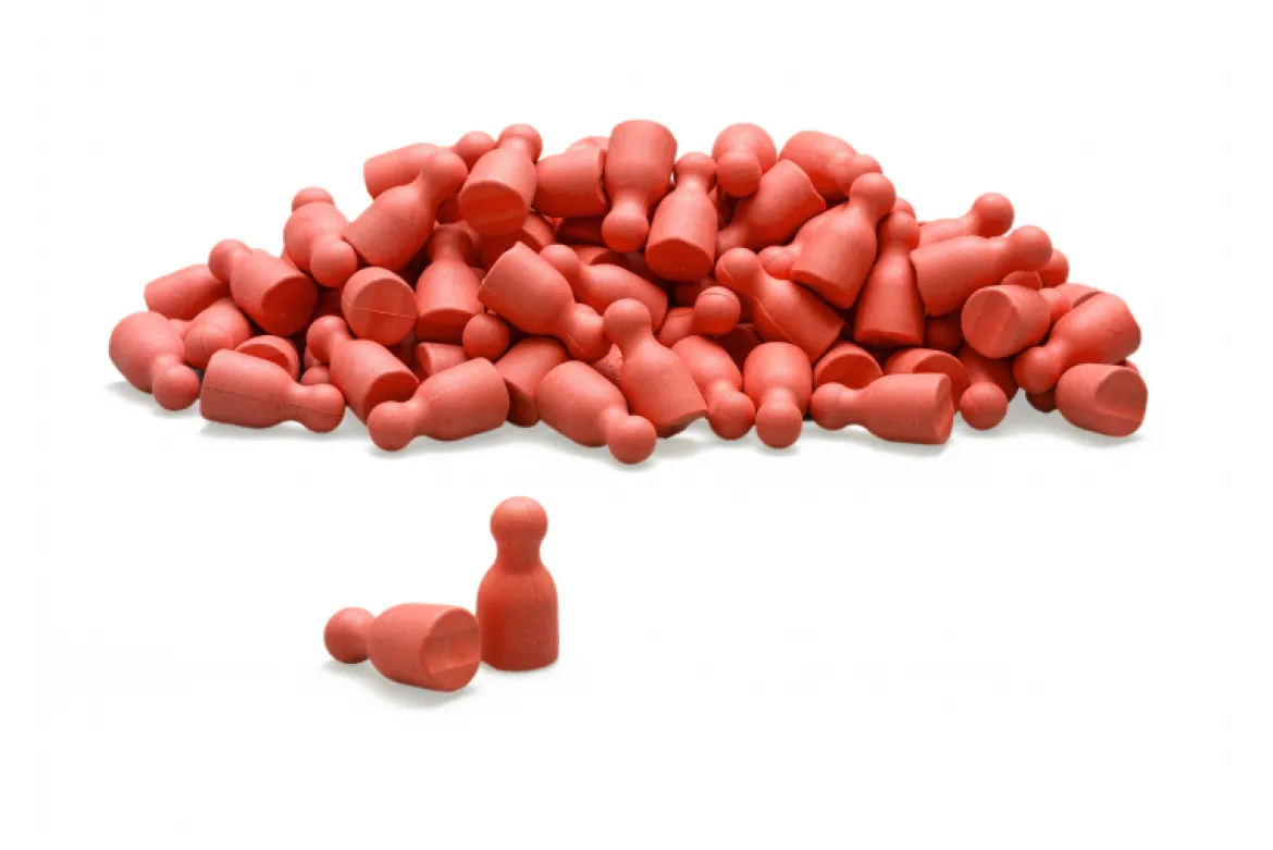 Satz aus 100 Spielfiguren in rot, verpackt im Karton