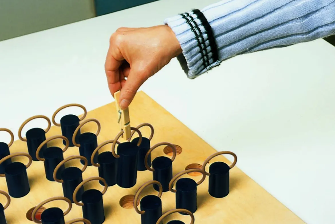 Solitär Bügelstecker, mit Spielbrett, ab 3 Jahre